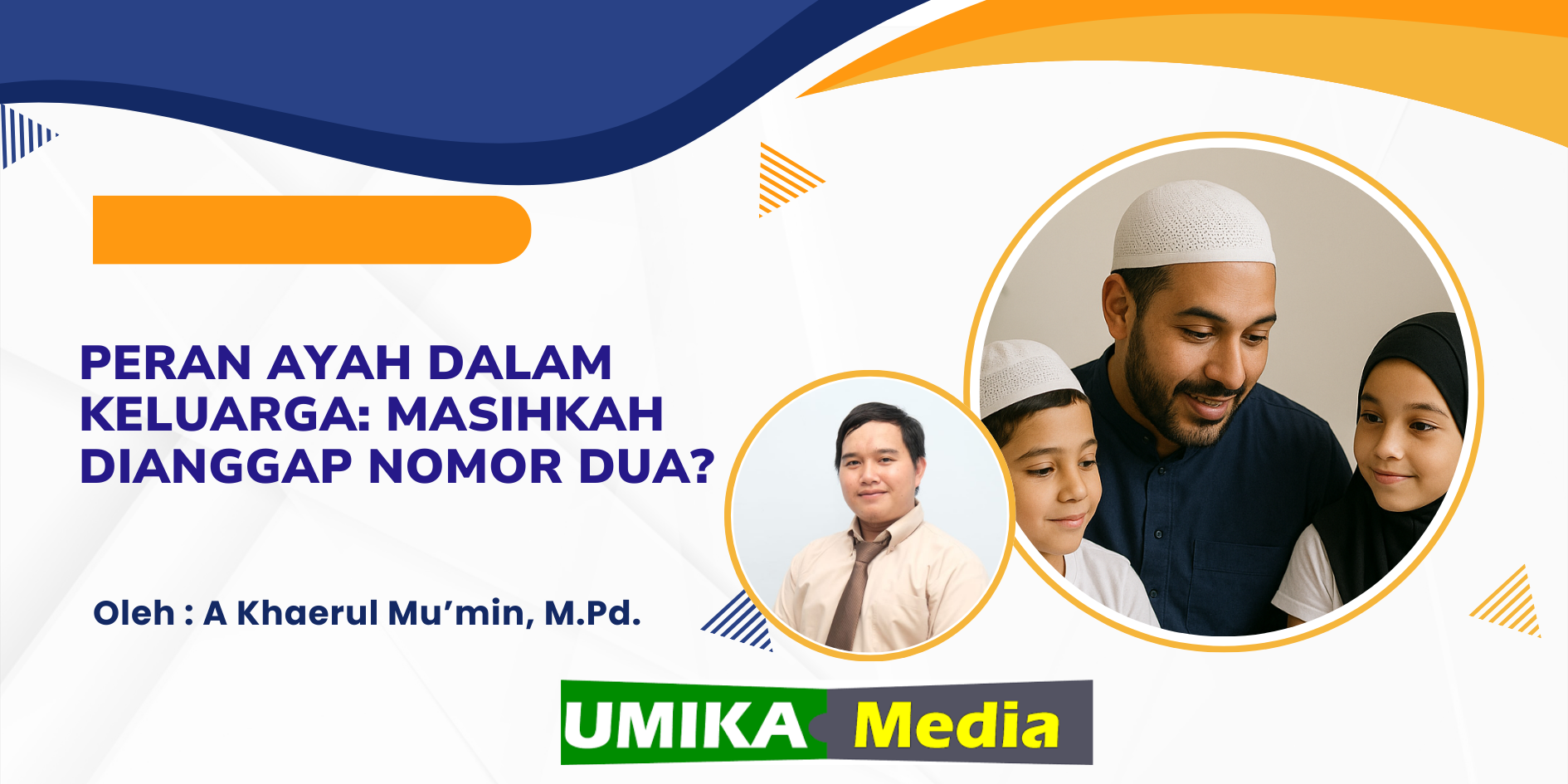 Seorang ayah Muslim duduk bersama dua anaknya di sofa